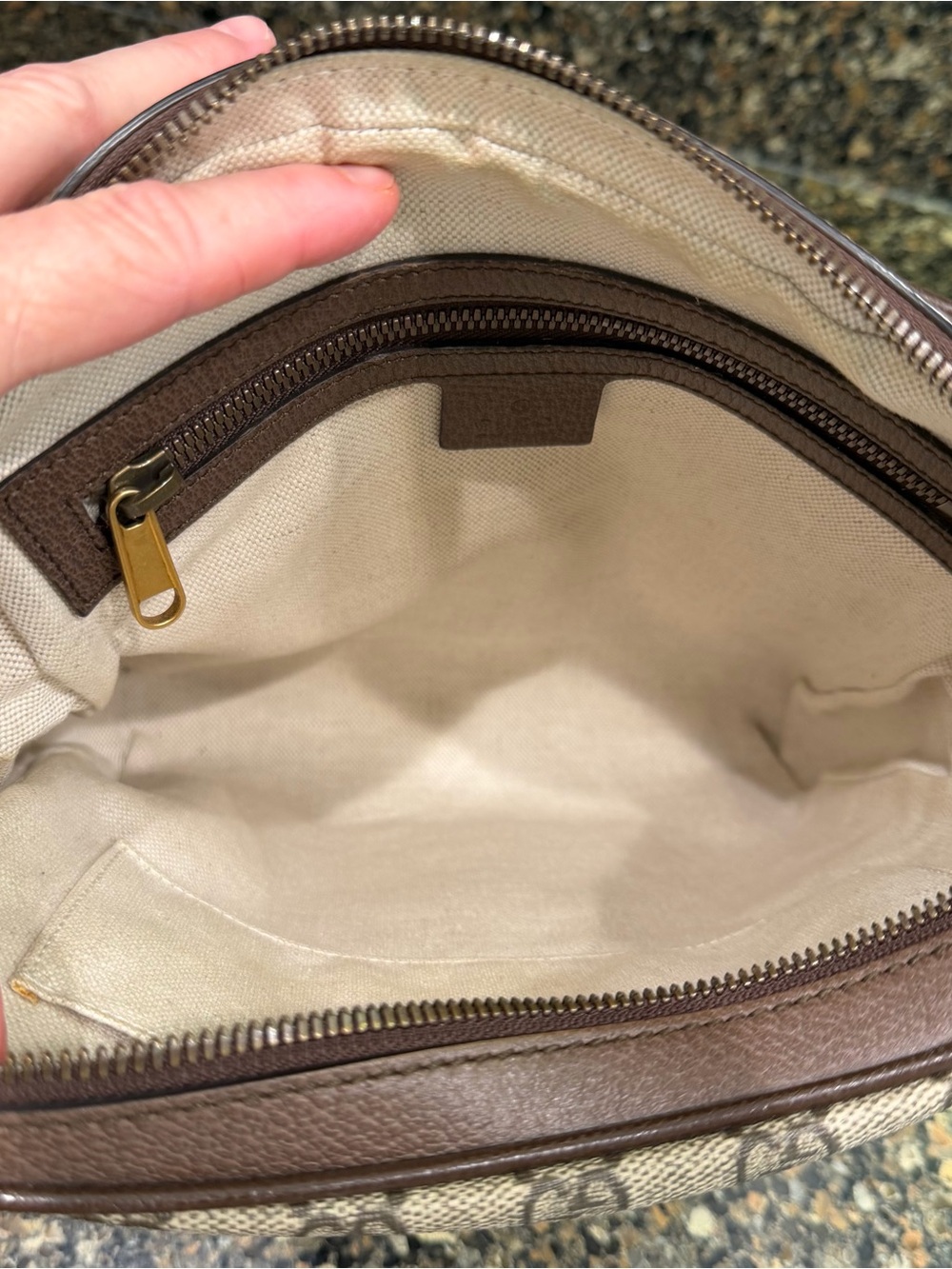 Gucci Brown Leather Interior Tag Close-Up - Picture 5 of 10